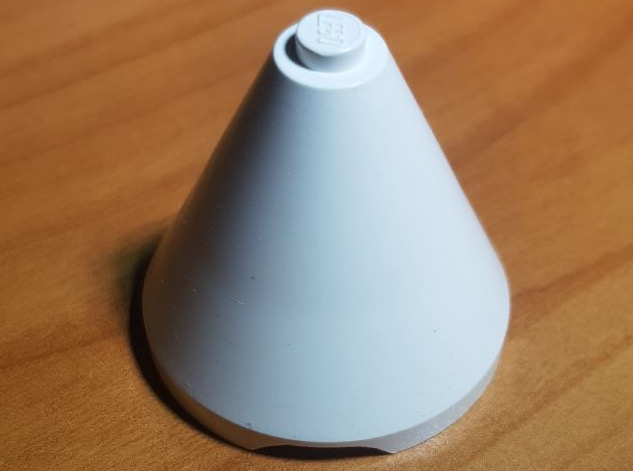 Cone 4 x 4 x 3 with Single Solid Stud in White