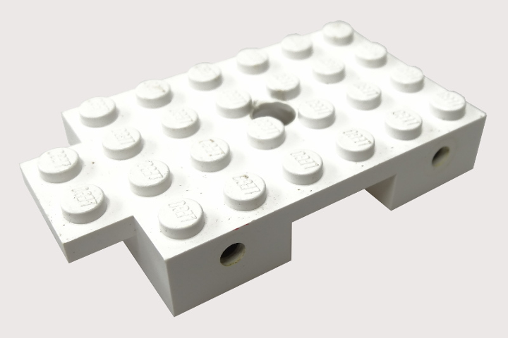 Vehicle Base, Train 4 x 7 with Wheels Holder in White