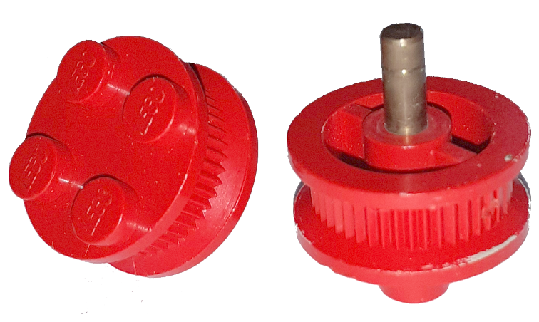 Wheel Old with 4 Studs and Traction Teeth in Red