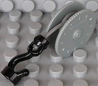 Duplo Winch Drum Narrow High with Dark Gray String and Black Thin Hook with Stud Case, Rotating in Pearl Light Gray