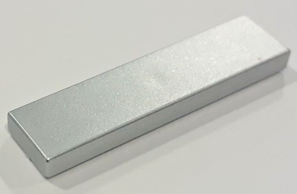 Tile 1 x 4 with Groove in Metallic Silver