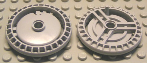 Technic Disc 5 x 5 Notched with Pin [Plain] in Light Bluish Gray