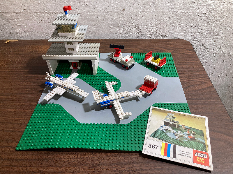 LEGO 367-2 Mini-Airport and Vehicles