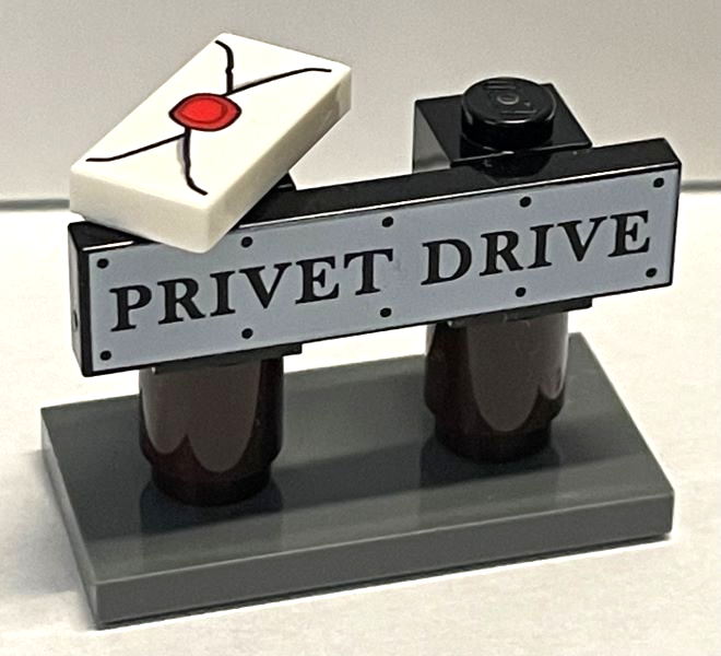 LEGO 76390-2 Advent Calendar 2021, Harry Potter (Day  1) - Privet Drive Road Sign and Letter