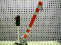 LEGO 7904-12 Advent Calendar 2006, City (Day 11) - Level Crossing and Signal