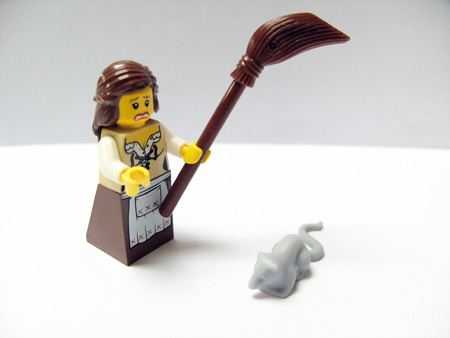 LEGO 7979-19 Advent Calendar 2008, Castle (Day 18) - Maid with Broom and Rat