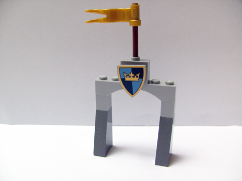 LEGO 7979-3 Advent Calendar 2008, Castle  (Day 2) - Brick Arch with Flag and Shield