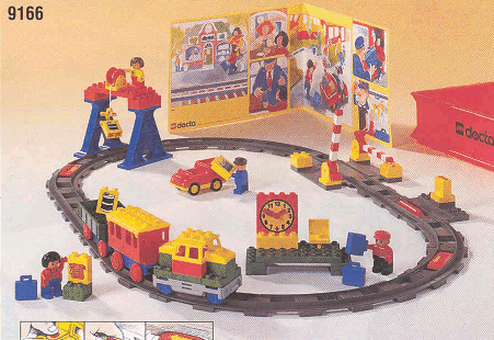 LEGO 9166 Duplo Battery Train - 65 elements in solid storage bin