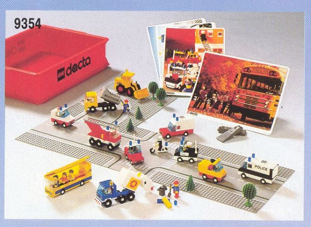 LEGO 9354 Town Street Theme