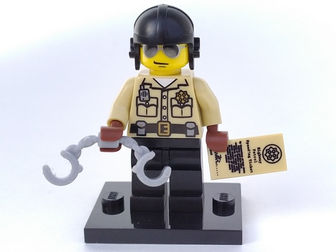 LEGO col02-6 Traffic Cop, Series 2 (Complete Set with Stand and Accessories)