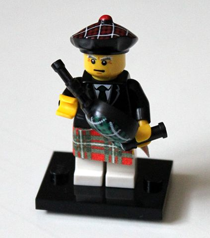 LEGO col07-6 Bagpiper, Series 7 (Complete Set with Stand and Accessories)