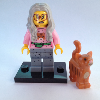 LEGO coltlm-6 Mrs. Scratchen-Post, The LEGO Movie (Complete Set with Stand and Accessories)