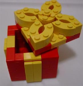 LEGO LLCA07 Holiday Gift Box (Red Box, Yellow Trim with Removable Top) (LEGOLAND California)